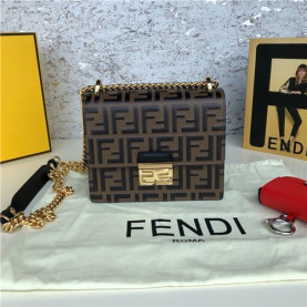 FENDI 펜디 KAN U 숄더백 19CM F5829 신상