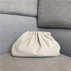 BOTTEGA VENETA 보테가베네타 버터카프 파우치백 라지 576227 신상