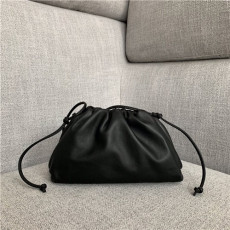 BOTTEGA VENETA 보테가베네타 버터카프 파우치백 미듐 585852 신상