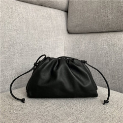 BOTTEGA VENETA 보테가베네타 버터카프 파우치백 미듐 585852 신상