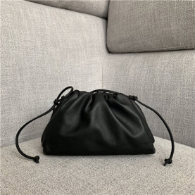 BOTTEGA VENETA 보테가베네타 버터카프 파우치백 미듐 585852 신상