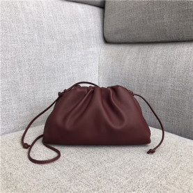 BOTTEGA VENETA 보테가베네타 버터카프 파우치백 미듐 585852 신상