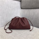 BOTTEGA VENETA 보테가베네타 버터카프 파우치백 미듐 585852 신상