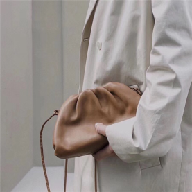 BOTTEGA VENETA 보테가베네타 버터카프 파우치백 미듐 585852 신상