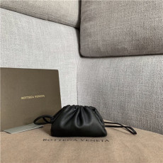 BOTTEGA VENETA 보테가베네타 버터카프 미니 파우치백  585855-1 신상