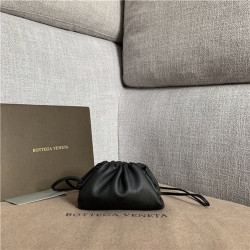 BOTTEGA VENETA 보테가베네타 버터카프 미니 파우치백  585855-1 신상