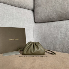 BOTTEGA VENETA 보테가베네타 버터카프 미니 파우치백  585855-5 신상