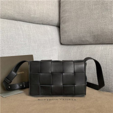 BOTTEGA VENETA 보테가베네타 카세트백 미듐 B8199  신상