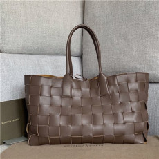 BOTTEGA VENETA 보테가베네타 아르코 토트백 B576828 신상
