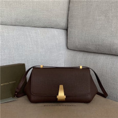 BOTTEGA VENETA 보테가베네타 숄더백 B592139-2 신상