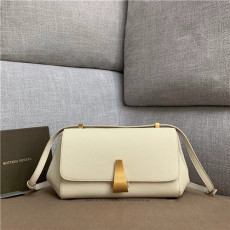 BOTTEGA VENETA 보테가베네타 숄더백 B592139-4 신상
