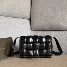 BOTTEGA VENETA 보테가베네타 숄더백 B591970-1 신상