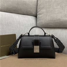 BOTTEGA VENETA 보테가베네타 토트&숄더백 B567209  신상
