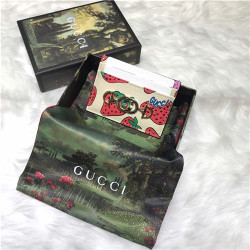 GUCCI 구찌 딸기 프린트 카드지갑 570679 신상