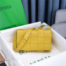 BOTTEGA VENETA 보테가 베네타 카세트백 미듐 B8199 신상