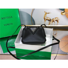BOTTEGA VENETA 보테가베네타 트라이앵글백 B55665
