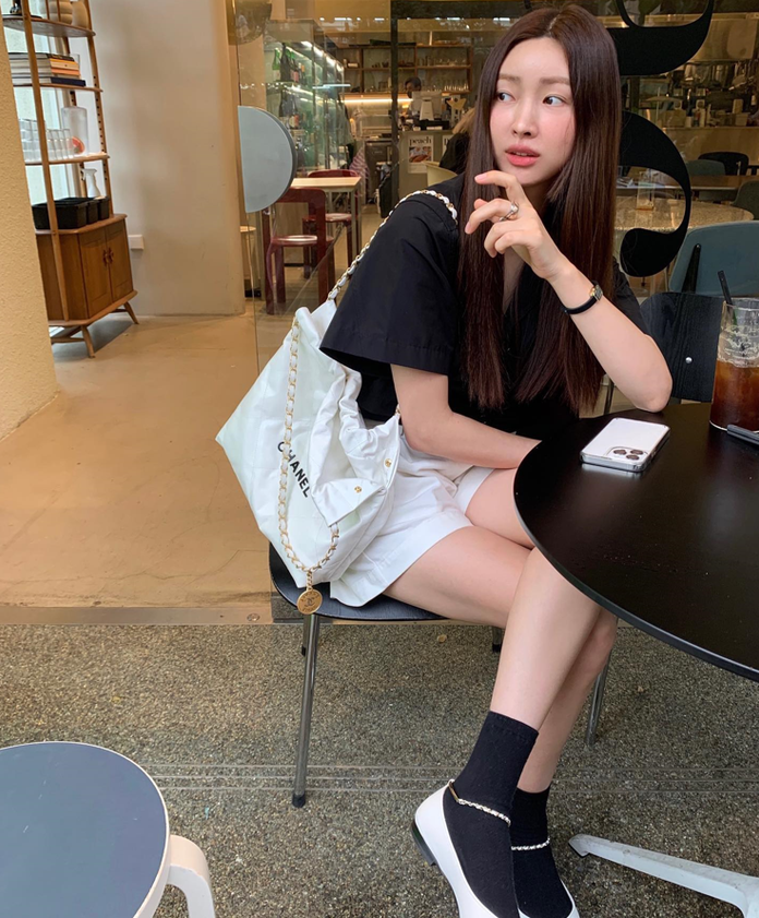 [배우 차정원] 7위 CHANEL 샤넬 샤이니 카프스킨 골드메탈 22백 스몰 AS3260 2COLOR
