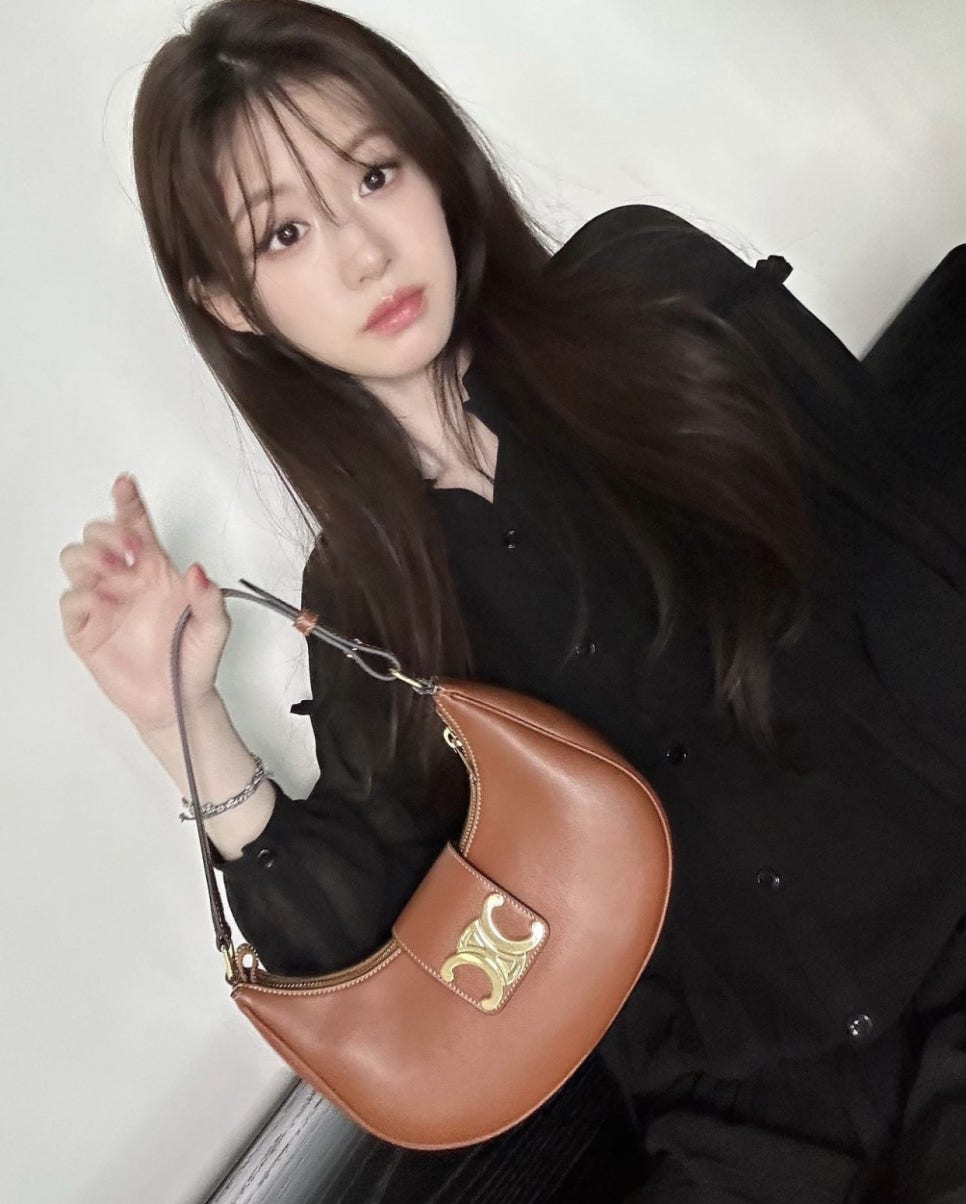 24위 [배우 고윤정] CELINE 셀린느 미디엄 아바 트리옹프백