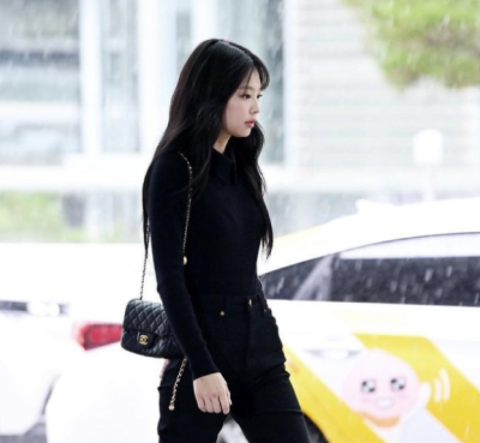20위 [블랙핑크 제니] CHANEL 샤넬 체인 골든볼 쁘띠삭 램스킨 숄더백 블랙 금장