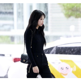 20위 [블랙핑크 제니] CHANEL 샤넬 체인 골든볼 쁘띠삭 램스킨 숄더백 블랙 금장