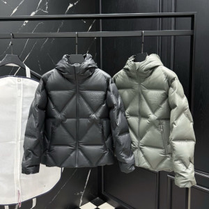 PRADA 프라다 트라이앵글 엠보 다운 패딩