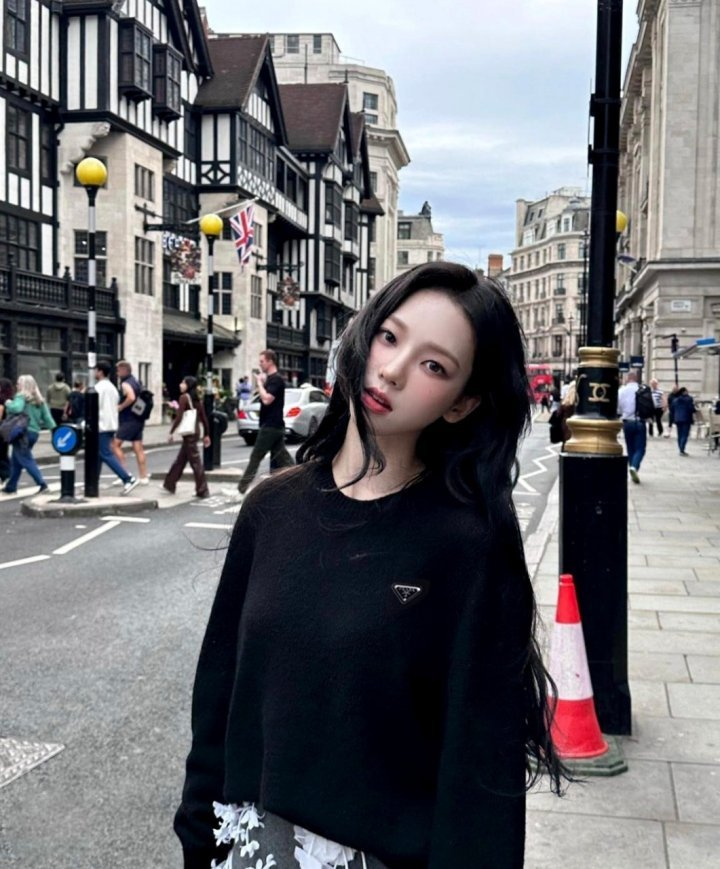 PRADA 프라다 트라이앵글 플레이트 울 니트