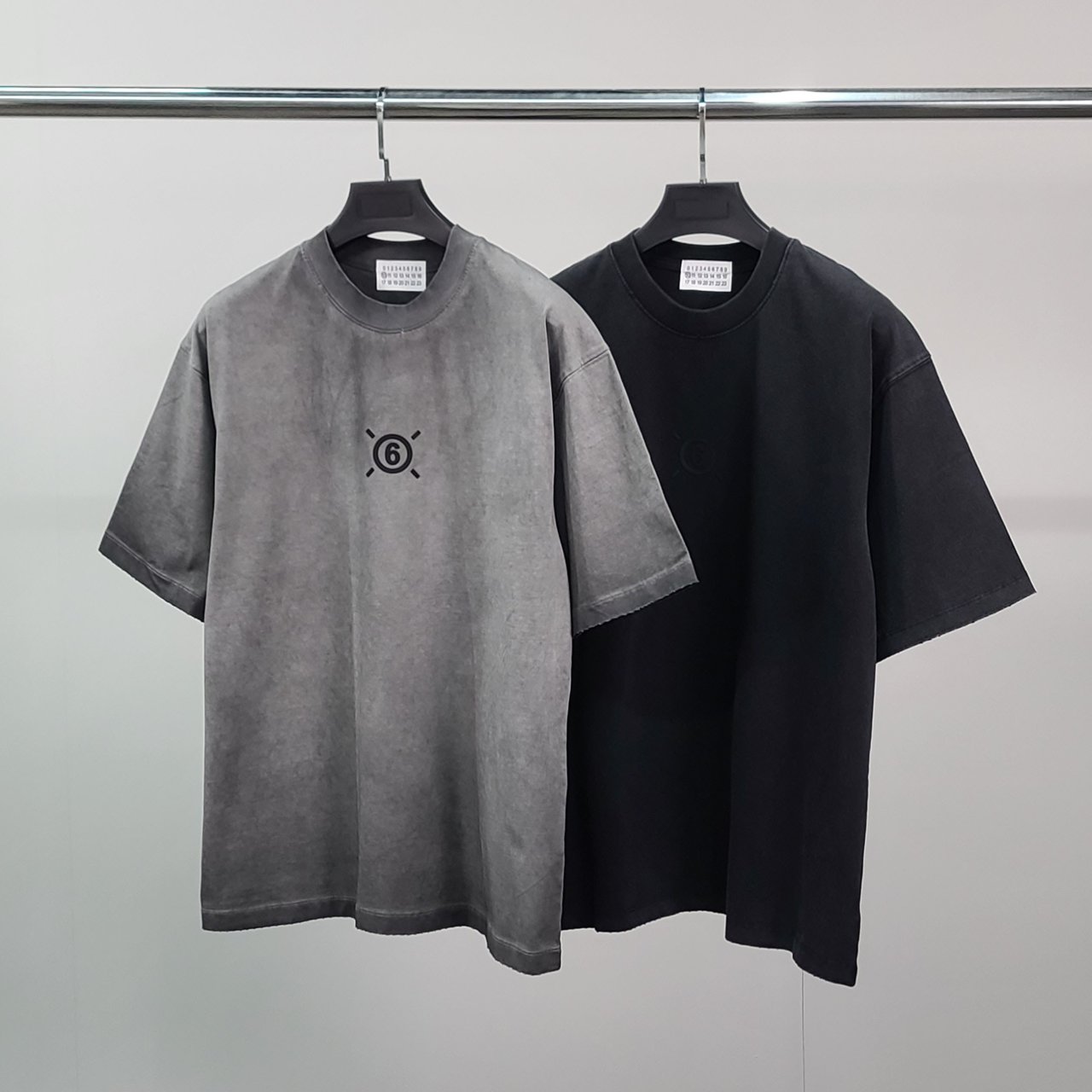 MAISON MARGIELA 메종마르지엘라 홀로그램로고 피그먼트 반팔티