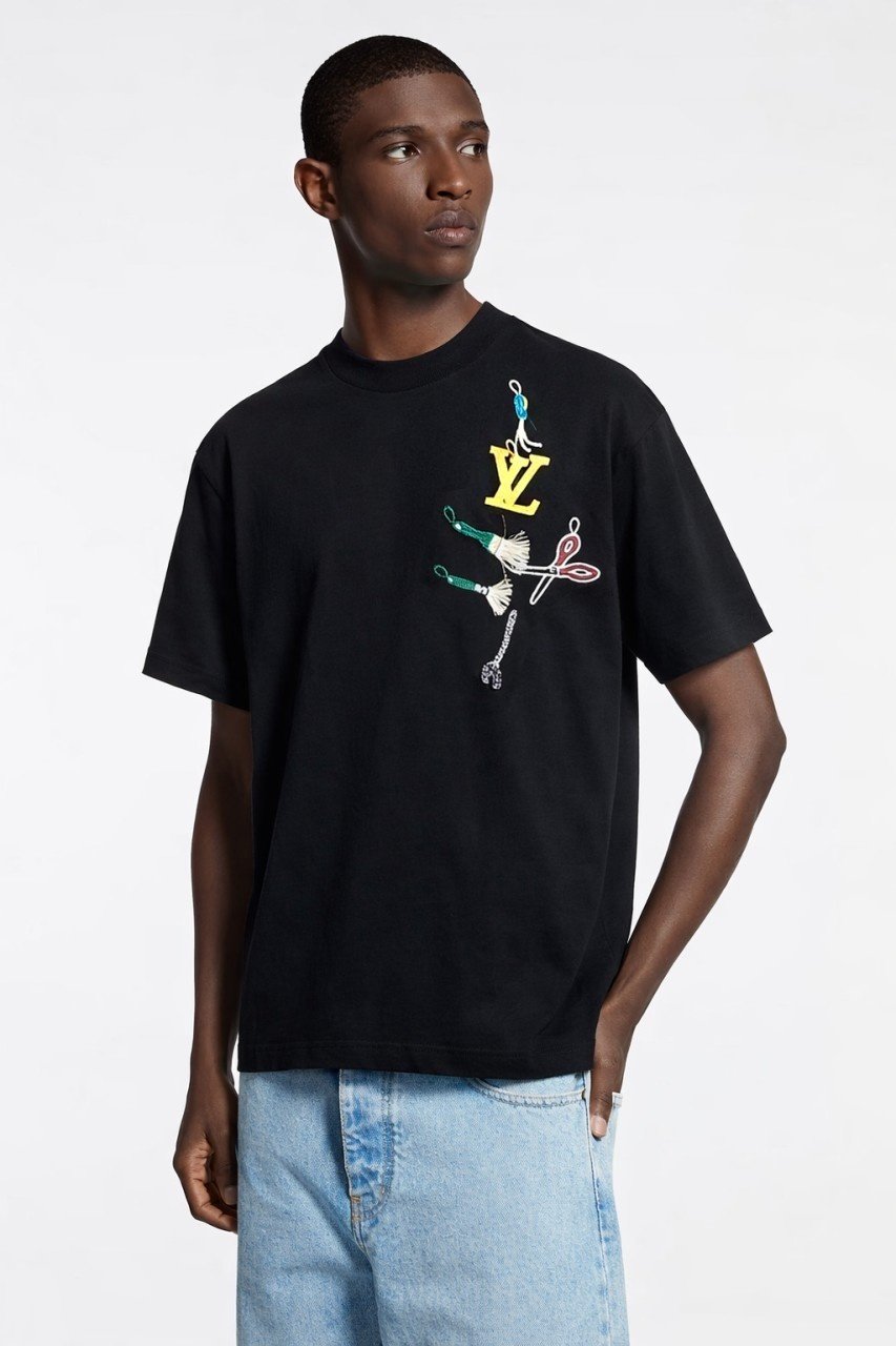 LOUIS VUITTON 루이비통 툴 모티프 엠브로이더이드 올자수 로고 숏 슬리브 티셔츠 2COLOR