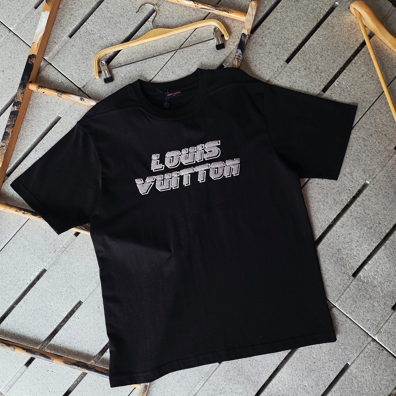 LOUIS VUITTON 루이비통 엠보로고 티셔츠