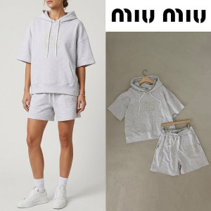 ●월간 판매 16위● MIUMIU 미우미우 레터링 로고 후드 오버핏 하프 셋업 2COLOR