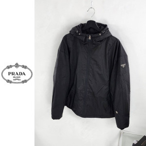 PRADA 프라다 삼각 로고 소매 지퍼 라이트 패딩